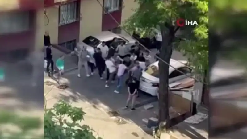 Kapıları Zorlayan Madde Bağımlısına Sokaklardan Gelen Sert Yanıt!