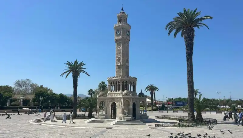 İzmir'de Kavurucu Sıcaklar! Meydanlar Terkedildi, Vatandaş Bunalıyor