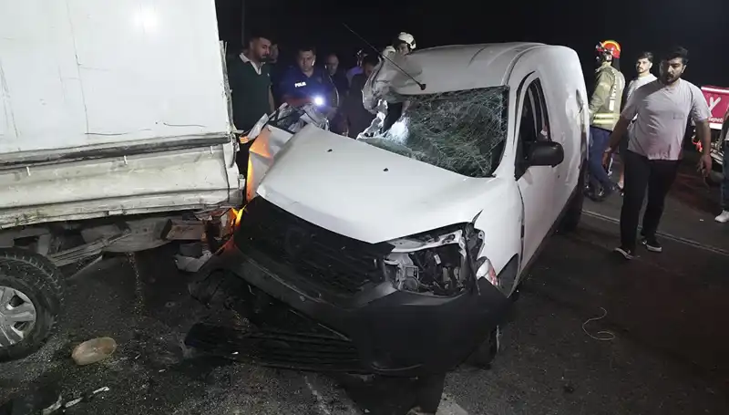 İstanbul'da Korkunç Kaza: 3 Kişi Yaralandı, Olay Yeri Tam Bir Çilehaneye Döndü