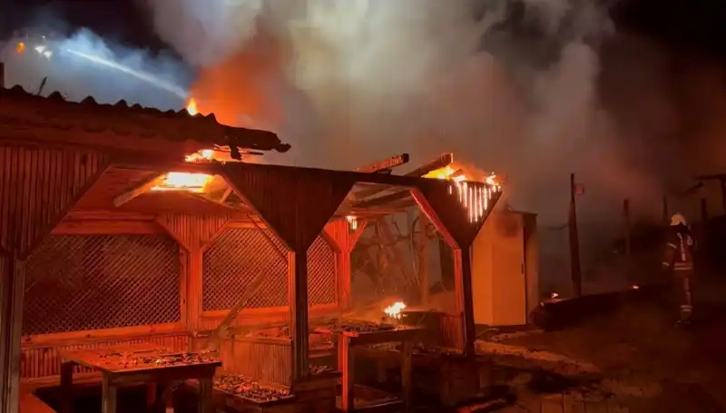 Şile'de Gökyüzünü Karanlığa Boğan Restoran Yangını Hem Şok Hem Geçmişe Yolculuk