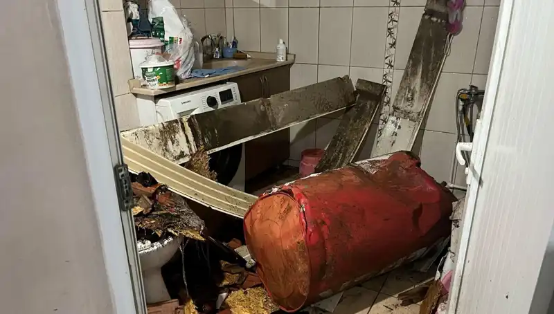 Ege Bölgesi'nde Fırtına Etkisini Gösterdi: Ağaçlar Devrildi, Caddeler Beyaza Büründü