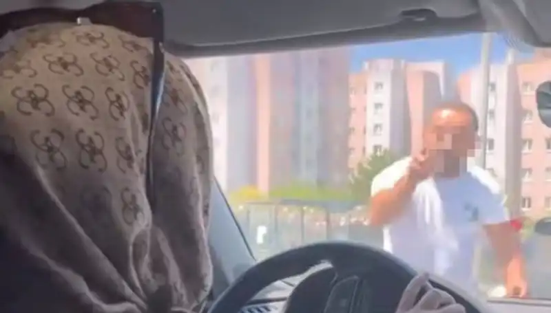 Trafikte Dehşet Anları: Araç Camını Yumruklayan Şahıs Olay Yaratıyor