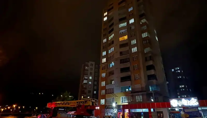 Apartmanın Çatısına Düşen Yıldırım, Mahallede Şok Etkisi Yarattı