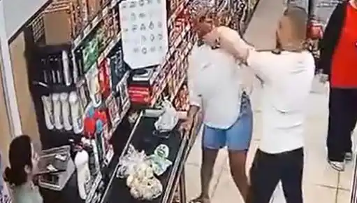 Markette Kıyamet: Kasa Sırasında Kadın Saldırısına Tanık Olun!