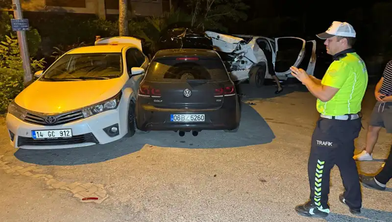 Alkollü Sürücü, Sokağı Adeta Savaş Alanına Çevirerek Üç Araca Çarptı
