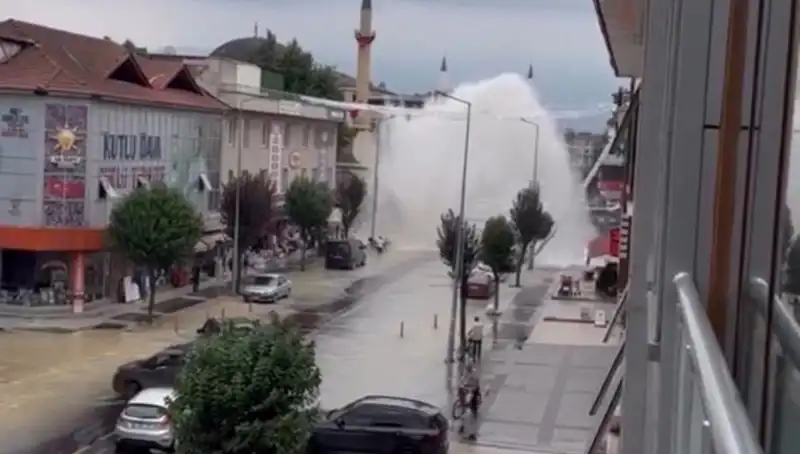Şehir Merkezinde Su Borusu Patladı: Yüksekten Fışkıran Su İşleri Aksattı