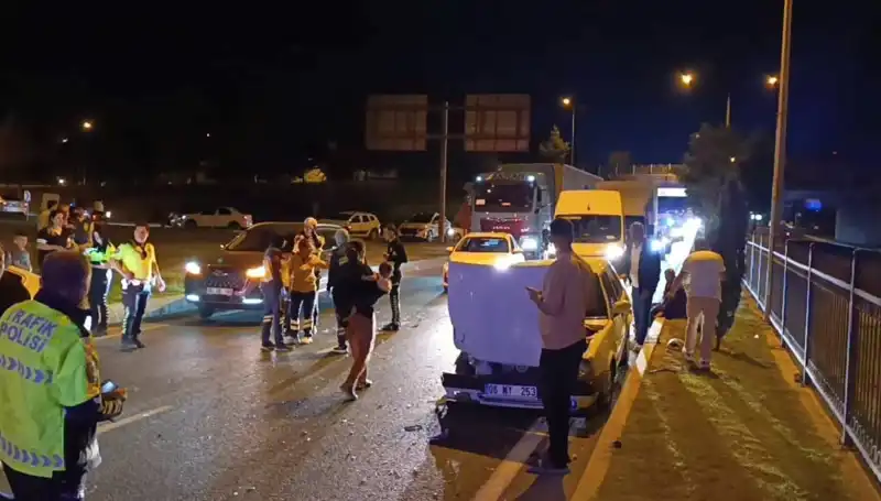 Otoyolda Dönüş Yaparken Kazaya Karışan Araçta İkisi Çocuk Dört Yaralı