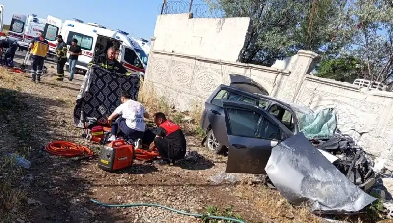 Lastiği Patlayan Araç İstinat Duvarına Çarptı: Facianın Detayları