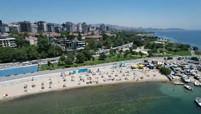 İstanbul'da Sıcak Havalar Caddebostan Sahili'ni Canlandırdı: Kalabalıklar Sahile Aktı