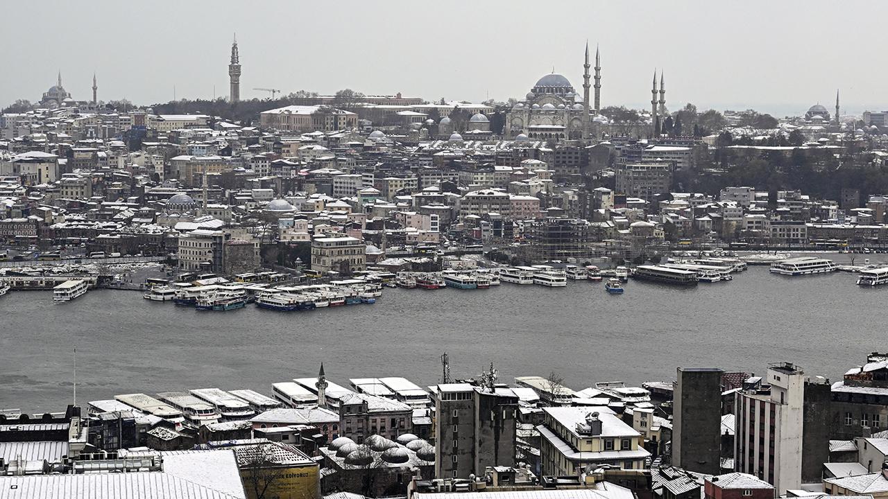 İstanbul Beyaza Büründü! Kar Yağışı Şehri Kapladı