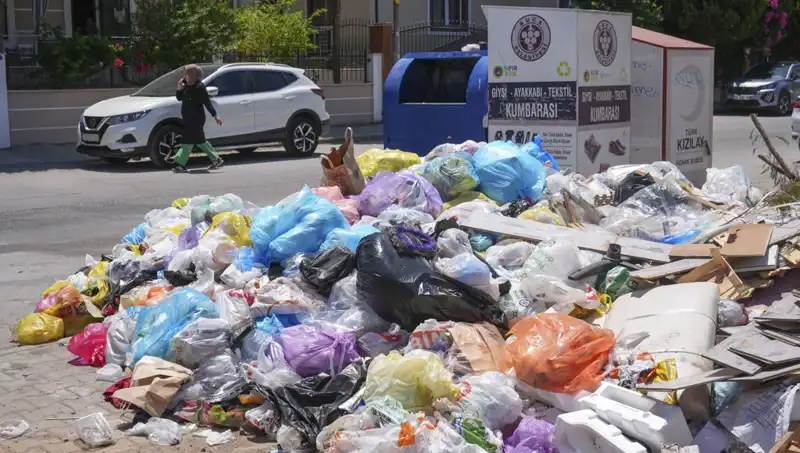 İzmir'de Yükselen Çöp Yığınları: Temizlik Sorunu Büyüyor