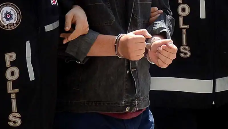 Kayseri'de Yasa Dışı Silah Ticareti Operasyonu: İki Zanlı Suçüstü Yakalandı