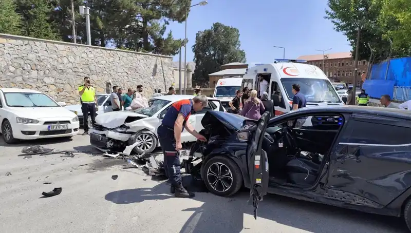 Bitlis'te Trafik Kazası Korkuttu: 10 Kişi Yaralandı