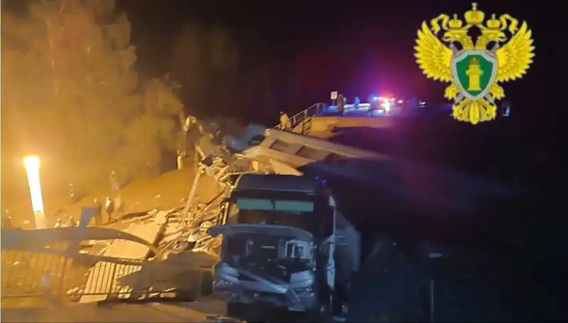 Rusya'da Trenin Üzerine Çöken Köprü Faciasında Can Kaybı ve Yaralılar