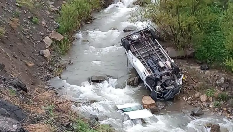 Hakkari'de Feci Kaza: Minibüs Dereye Yuvarlandı, İki Can Fri oldu