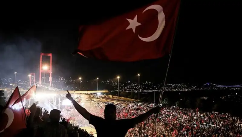 15 Temmuz'un Kahramanlıklarla Dolu Hikayesi: "En Uzun Gece" Külliye'de Sahnelenecek