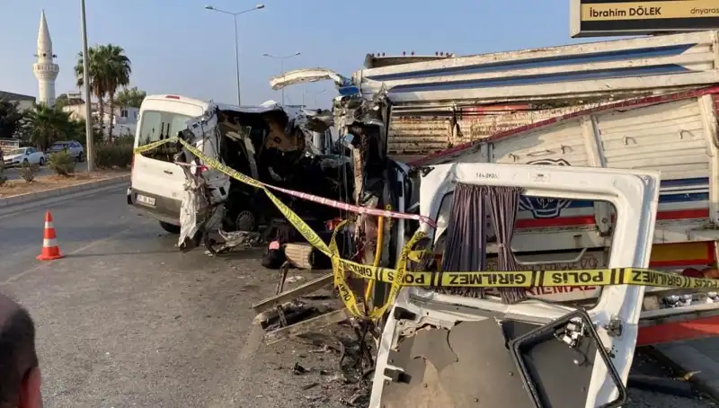 Mersin’de Tatil Yolunda Feci Kaza: İki Kişi Hayatını Kaybetti