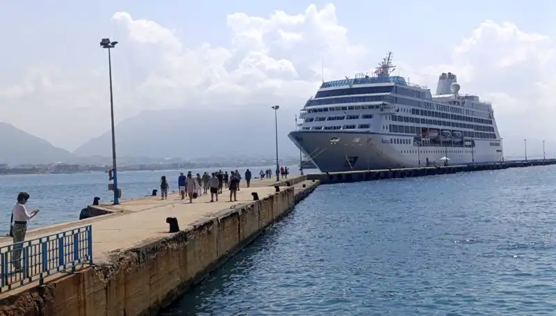 ABD’li Turistlerle Dolup Taşan Alanya, Kruvaziyerlerle Birlikte Parlıyor