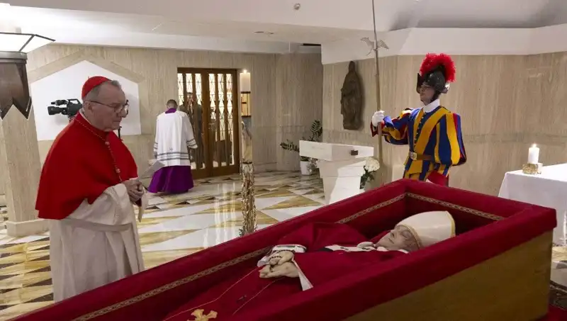 Papa'nın Tabuttaki Fotoğrafları Yayınlandı: Dünyadan Gelen Tepkiler