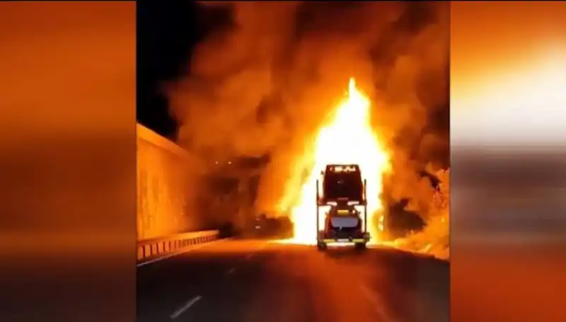 Otomobil Yüklü Tırda Çıkan Yangın, 8 Araç Alev Alev Yandı