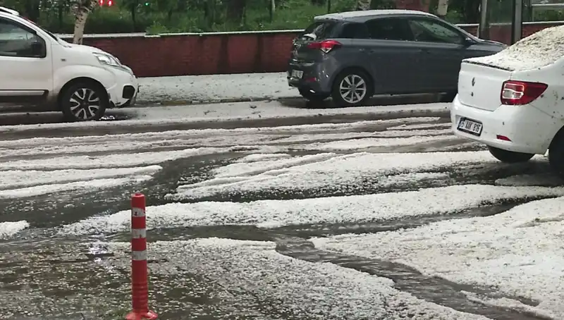 Ardahan'da Dolu Yağışı Şehri Beyaz Eşya İle Donattı