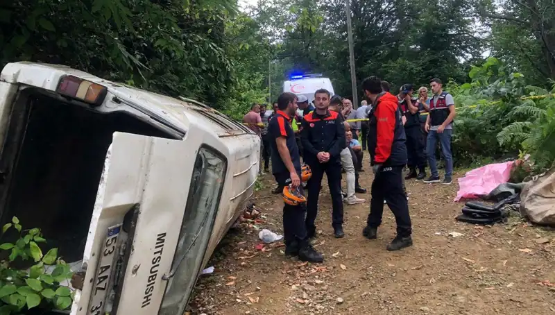 Rize'de Minibüs Yamaçtan Yuvarlandı: Feci Kaza İki Can Aldı