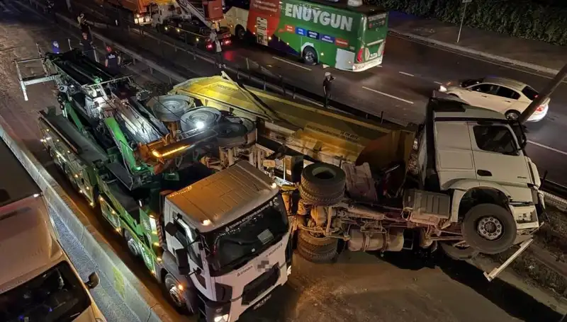 Moloz Yüklü Hafriyat Kamyonu Devrildi: Şok Edici Kazanın Ayrıntıları