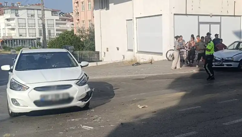 Antalya'da Korkutan Trafik Kazası: İki Otomobil Çarpıştı!