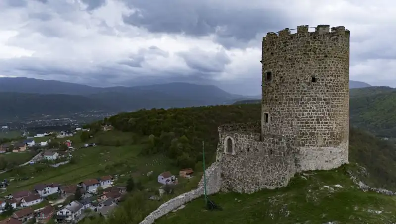 Bosna Hersek'in Tarih Hazinesi: Sokolac Kalesi Nasıl Ayakta Kalıyor?