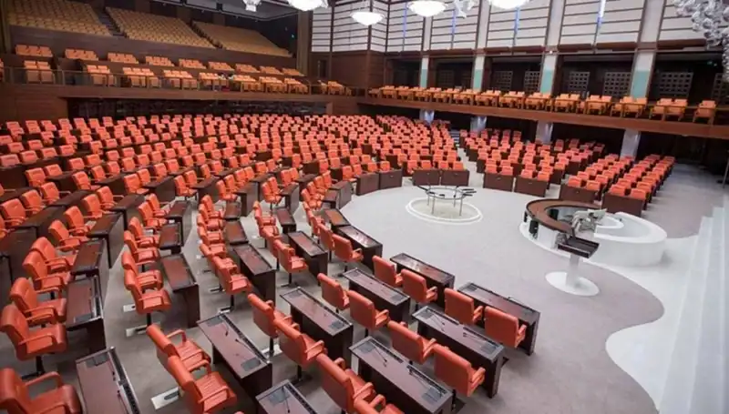 Siyasi Partiler Bayramda Bir Araya Geliyor: Hangi Programlar Dikkat Çekiyor?