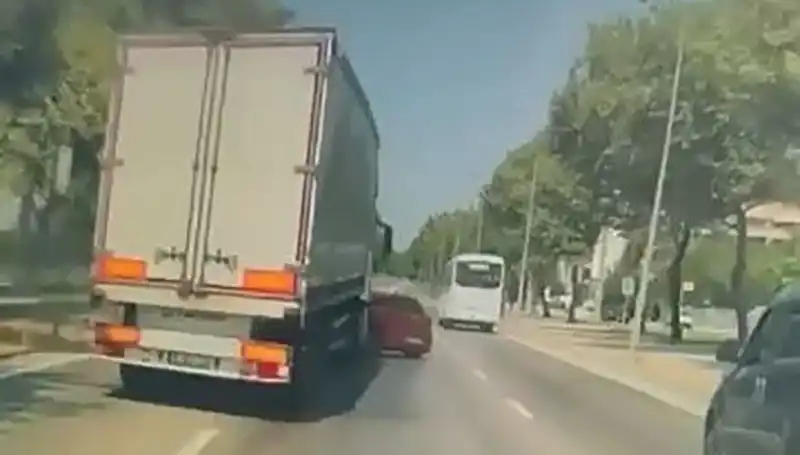 Bursa'da Kör Nokta Kazası: Sürücülerin Dikkat Etmesi Gereken Tehlike
