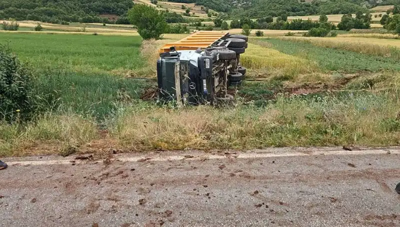 Tokat'ta Trafik Kazası: Devrilen Kamyonda Hayatını Kaybeden Şoförün Dramı