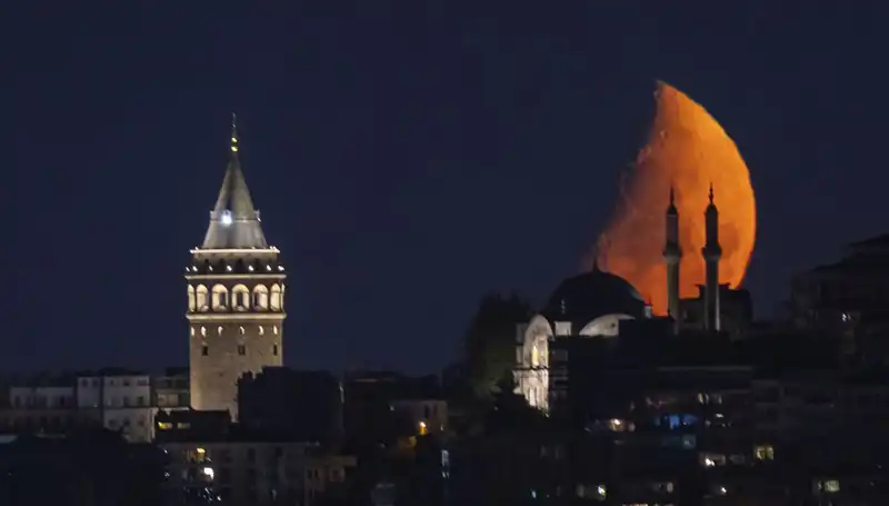 İstanbul'da Yarım Ay Manzarası Şehri Büyüledi: Doğanın Eşsiz Güzelliği