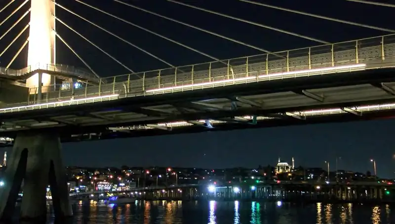 Metro Köprüsünden Denize Düşen Gencin Arama Çalışmaları Devam Ediyor
