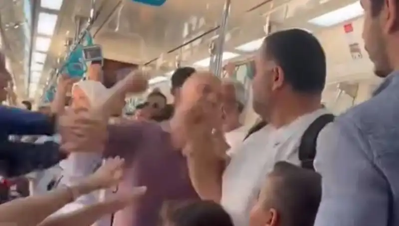Marmaray'da Yumruklu Kavga: Yolcuları Şoke Eden Anlar Yaşandı