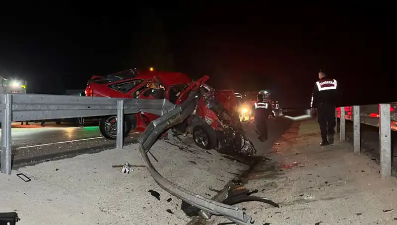 ** Bariyerlere Çarpan Otomobilde 2 Kişi Hayatını Kaybetti! Kaza Anı Kamerada