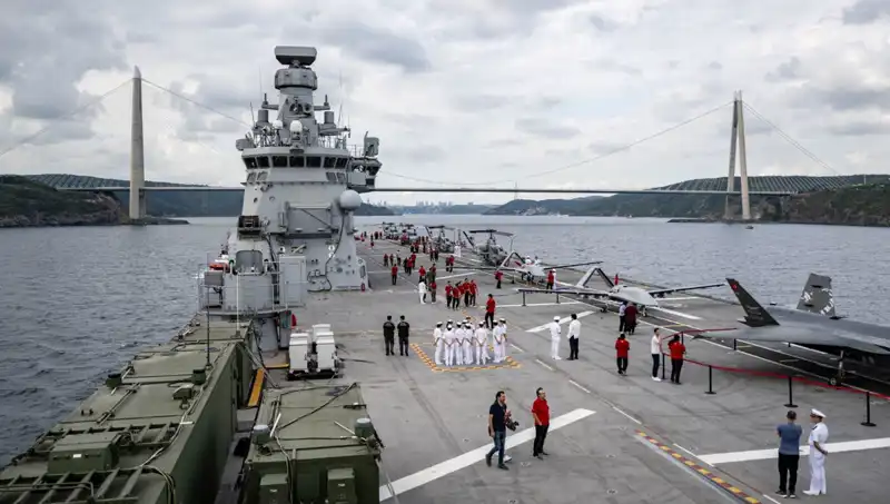 Türkiye'nin Yeni Amfibi Savaş Gemisi TCG Anadolu, Tarihi Sarayburnu'ndan Uzaklaştı