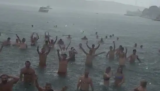 İstanbul'un Bebek Sahili'nde Yağmur Dinlemeden Denize Giren Cesur Kalabalık