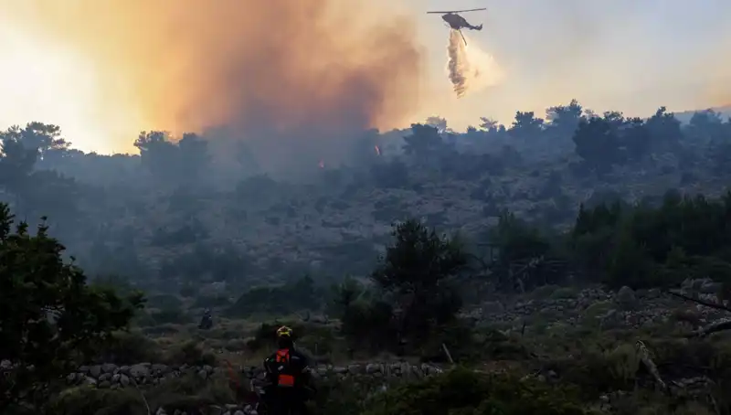 Eğriboz Adası'nda Yangın Alarmı: İki Köy Feci Şekilde Tahliye Edildi!