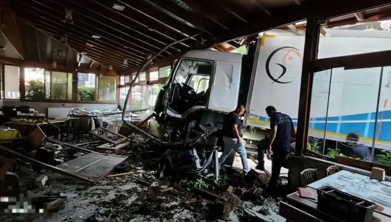 Freni Boşalan Kamyon Restoranın İçine Girdi: Şok Edici Olay Anları