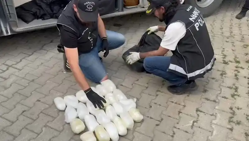 Yolcunun Valizinde 13 Kilo Metamfetamin Bulundu: Uyuşturucu Kaçakçılığında Şok Gelişme
