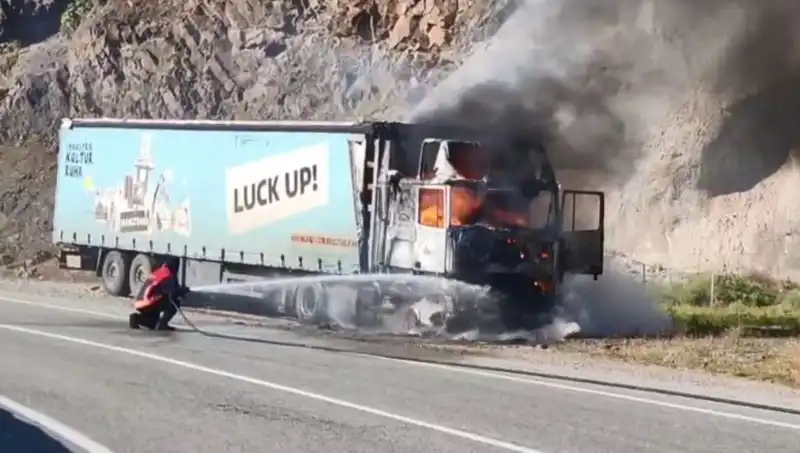 Seyir Halindeki TIR’da Korkunç Yangın: Detaylar Ortaya Çıktı