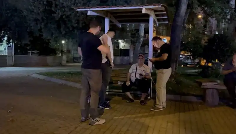 Kısmı Görme Kaybı Olan Adamın Telefonunu Çaldı: Şok Edici Güvenlik Kamerası Görüntüleri
