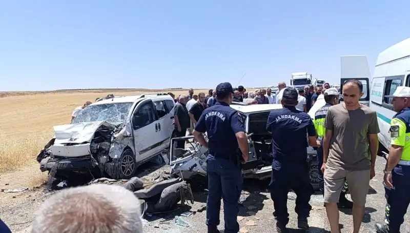 Hafif Ticari Araç Ve Otomobil Çarpıştı: Güzel Şehirde Feci Kazada 4 Can Gitti
