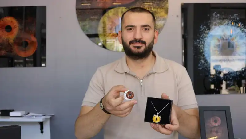 Işık ile Sanat: İris Fotoğraflarından Takı ve Tablo Üretimi