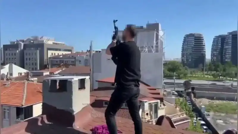 İstanbul’da Şaşkınlık Yaratan Operasyon: Çatıdan Bacaya Kaçış ve Silah Bulundu!