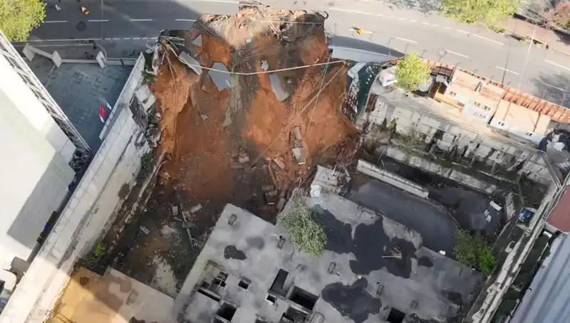 Sarıyer’de Ani Yol Çökmesi: Trafik Kaosu ve Önlemler Alındı