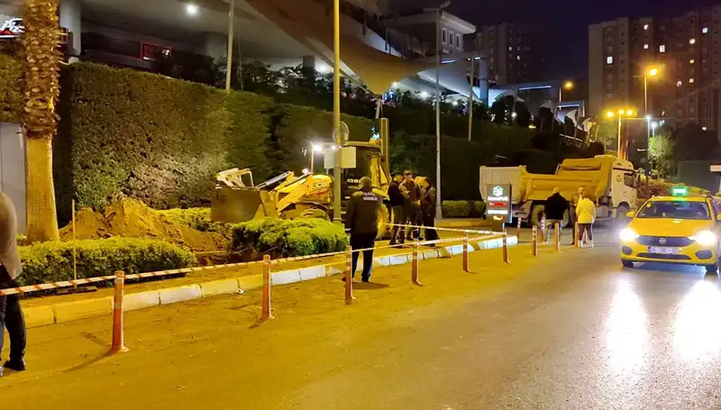 AVM Girişinde Doğalgaz Kaçağı Panik Yarattı: O Anlar Kameralara Yansıdı