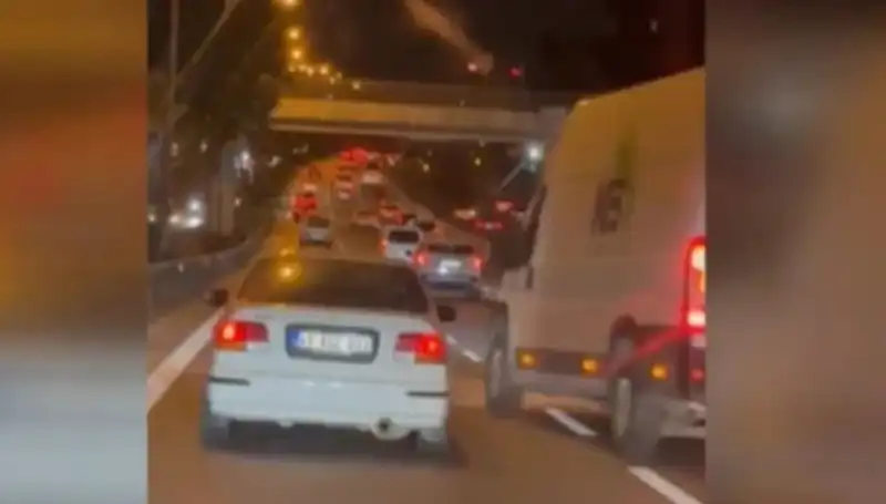 Tuzla'da Makas Terörü: Kaza Yapan Sürücü Kendini Nasıl Kurtardı?