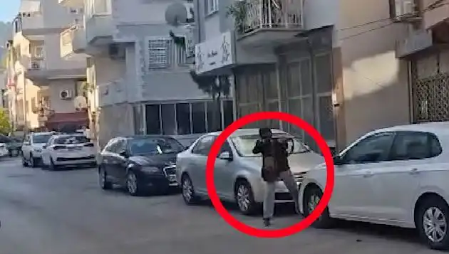 İzmir'de Gerilim Dolu Anlar: Saldırganla Çatışma Görüntüleri Ortaya Çıktı
